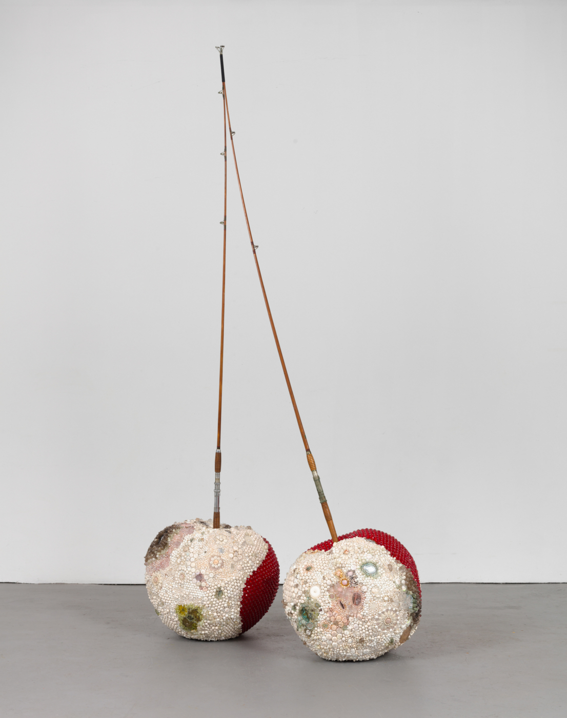 Kathleen Ryan, Big Bad Cherries, 2023. Magnesite, pink opal, rose quartz, smoky quartz, rhodonite, carnelian, garnet, agate,
citrine, onyx, aventurine, flower amazonite, turquoise, aquamarine, amethyst, prehnite,
calcite, jasper, serpentine, moonstone, marble, freshwater pearls, glass, acrylic, steel pins
on coated polystyrene, fishing rods, 114 x 24 x 56 in. (289.56 x 60.96 x 142.24 cm)