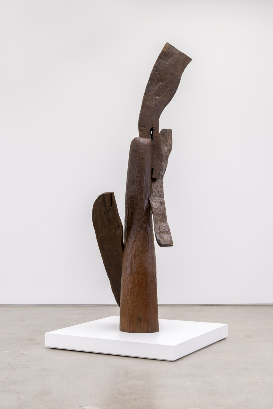 Thaddeus Mosley, Circled Planes, 2020. Bronze, 105 x 42 x 34 in. (266.7 x 106.7 x 86.4 cm)
