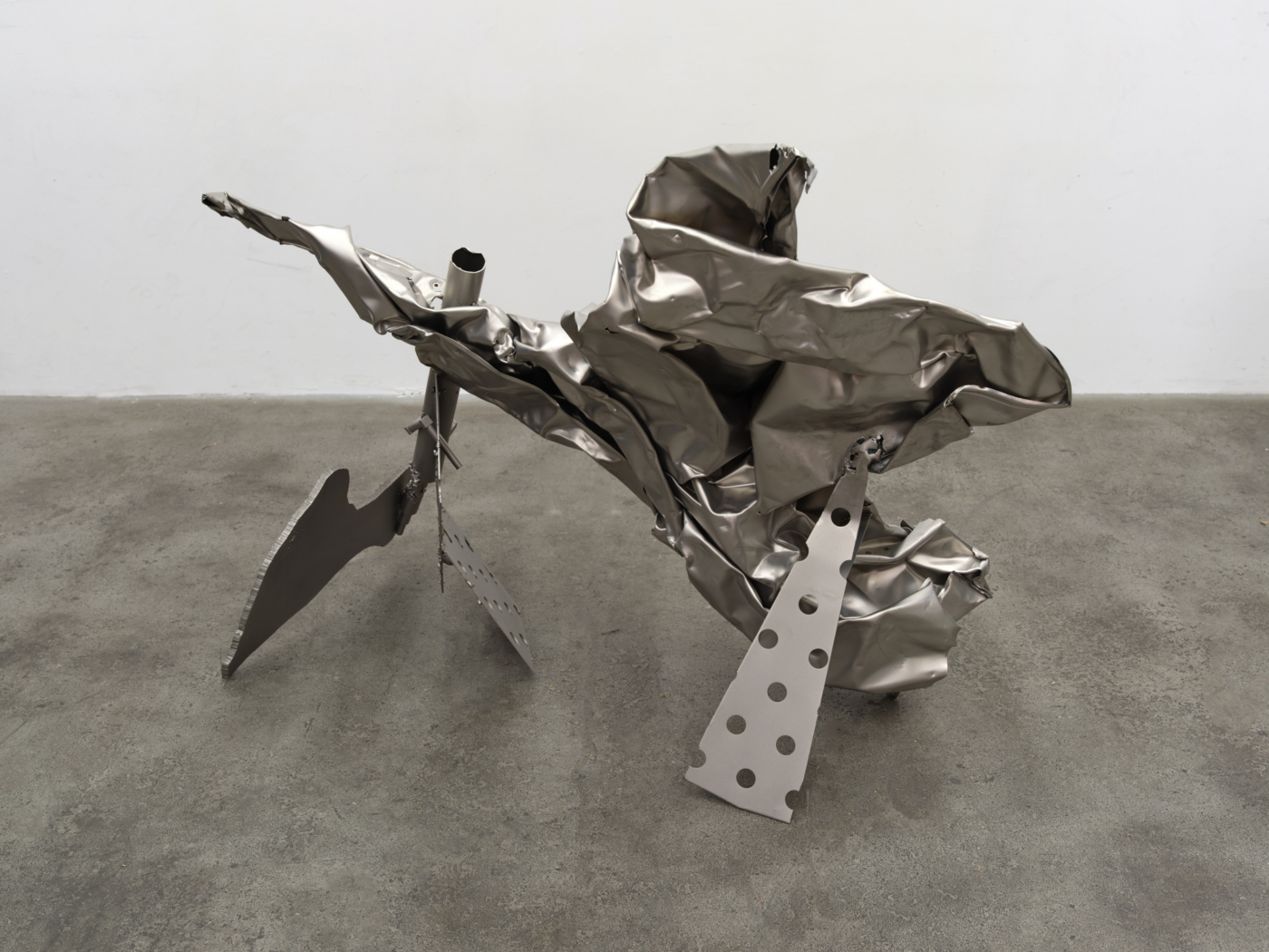 Albatross, 2022. Stainless steel, 35 1/4 x 48 x 24 in. (89.53 x 121.92 x 60.96 cm)